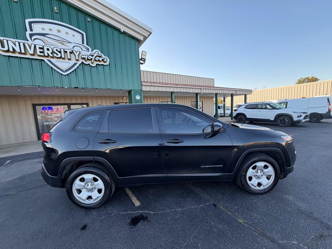 Used 2015 Jeep Cherokee Sport FWD image 2