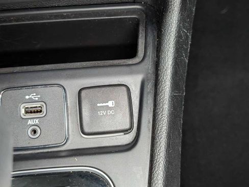 Used 2019 Jeep Cherokee Limited image 32