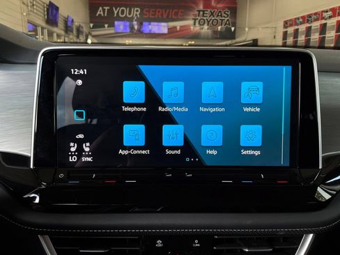 Used 2026 Volkswagen Atlas Cross Sport SE FWD image 29