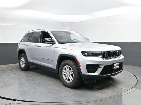 Used 2024 Jeep Grand Cherokee Laredo AWD/4WD image 5