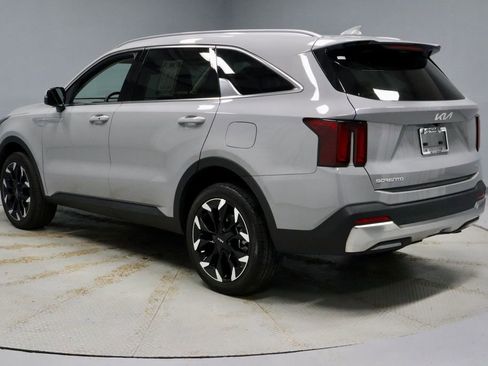Used 2025 Kia Sorento EX w/ Panoramic Sunroof Package image 10