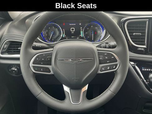 Used 2025 Chrysler Pacifica Select image 20