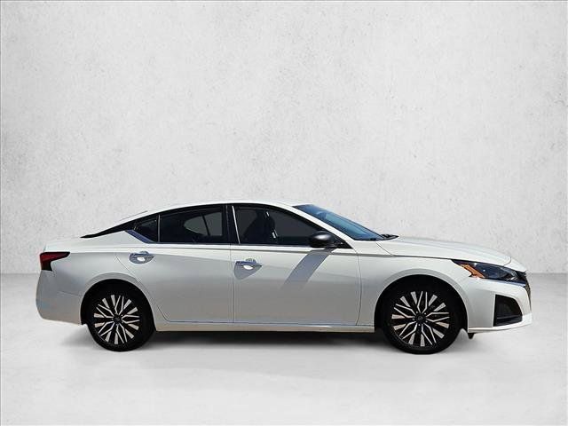 Used 2025 Nissan Altima 2.5 SV FWD image 4