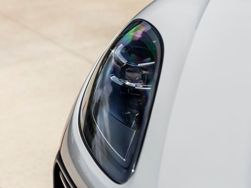 Certified 2025 Porsche Macan AWD/4WD image 17