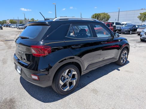 Used 2023 Hyundai Venue SEL FWD image 4