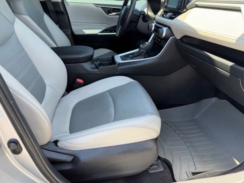 Used 2019 Toyota RAV4 XLE Premium w/ Cold Weather Package FWD image 10