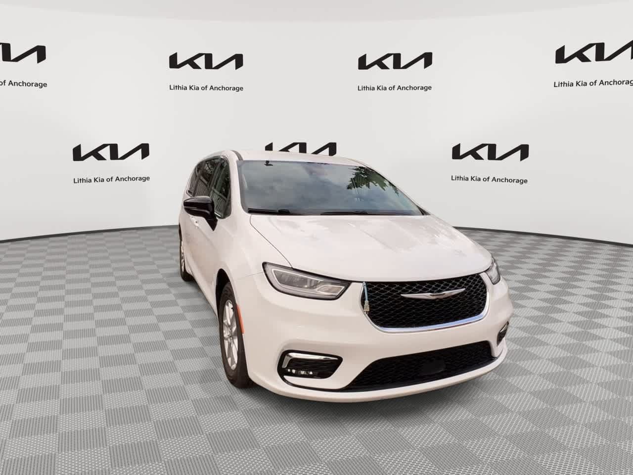 Used 2024 Chrysler Pacifica Touring-L FWD image 5