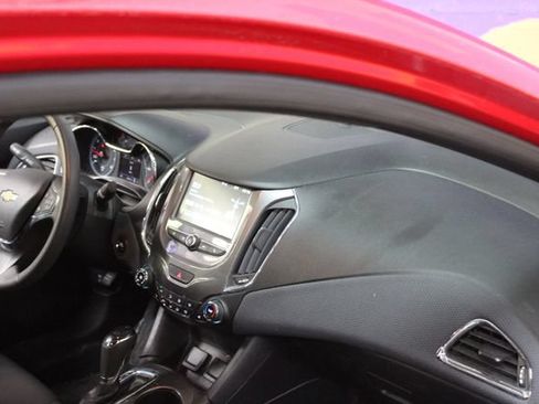 Used 2018 Chevrolet Cruze LT w/ LT Convenience Package FWD image 10