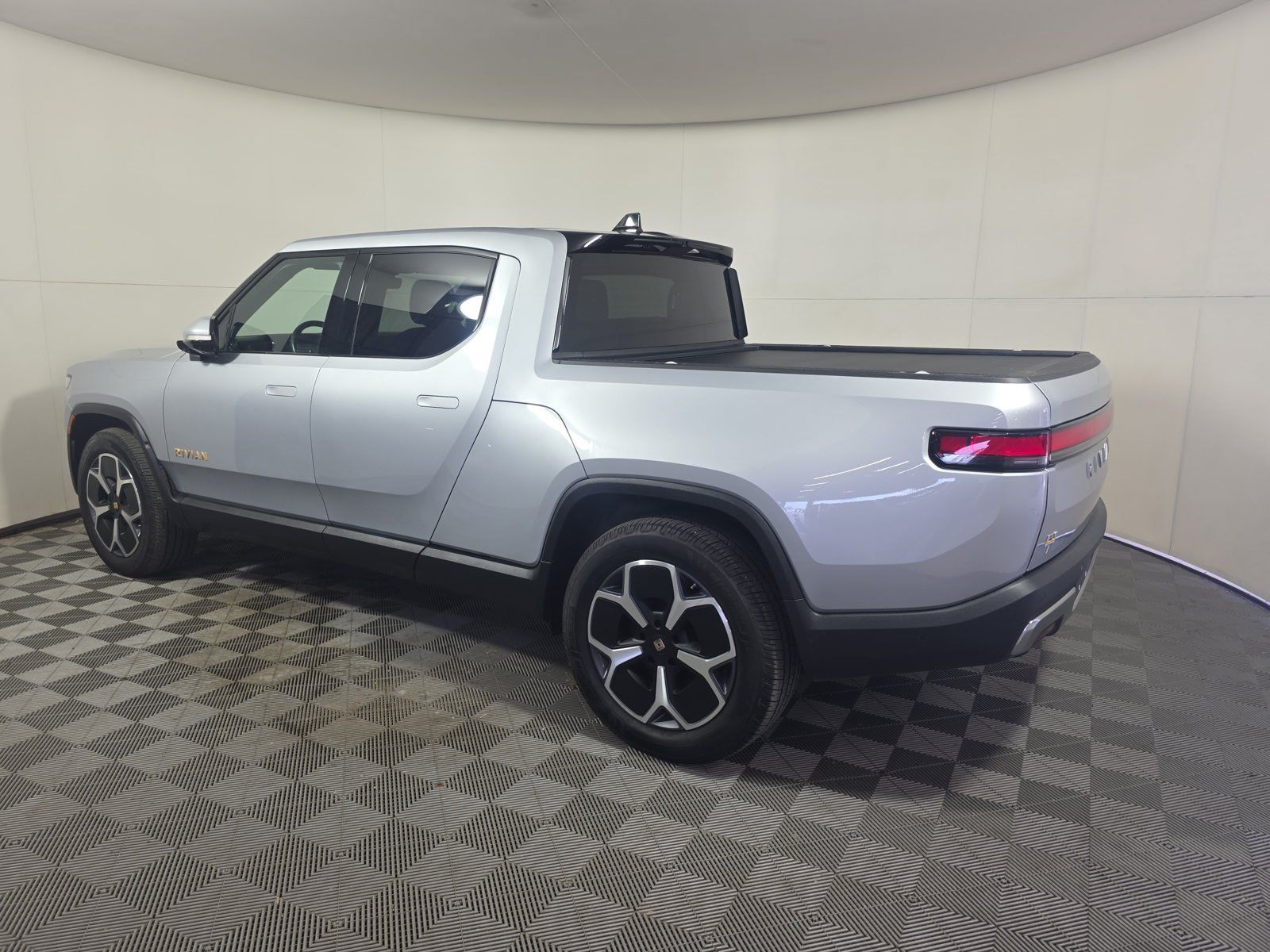 Used 2022 Rivian R1T Adventure AWD/4WD image 3