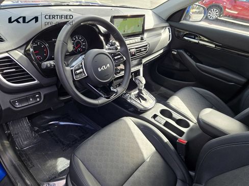 Certified 2022 Kia Seltos SX w/ Sunroof Package AWD/4WD image 11