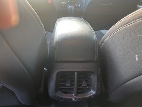 Used 2018 Jeep Cherokee Latitude w/ Altitude Package FWD image 19