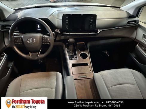 Used 2024 Toyota Sienna LE FWD image 18