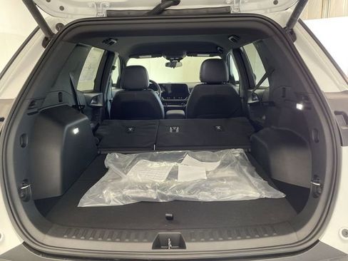 New 2026 Chevrolet Equinox LT w/ Convenience Package II AWD/4WD image 18