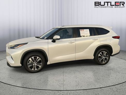 Used 2023 Toyota Highlander XLE FWD image 3