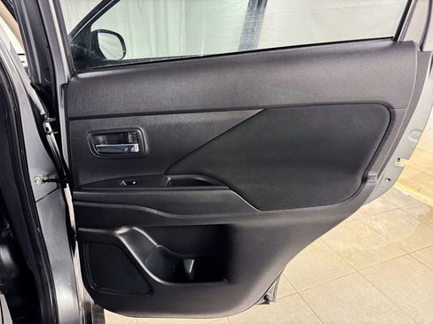 Used 2017 Mitsubishi Outlander SE image 17