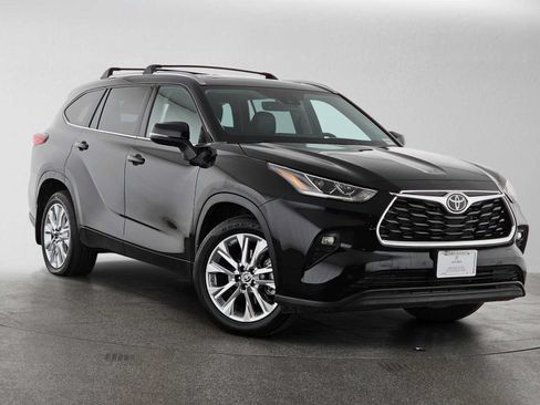 Used 2023 Toyota Highlander Limited FWD image 2