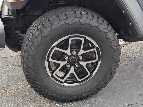 Used 2024 Jeep Wrangler Unlimited Rubicon w/ Convenience Group AWD/4WD image 12