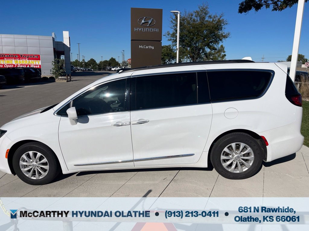 Used 2017 Chrysler Pacifica Touring-L FWD image 7