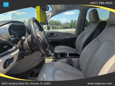Used 2017 Chrysler Pacifica Touring-L Plus FWD image 12