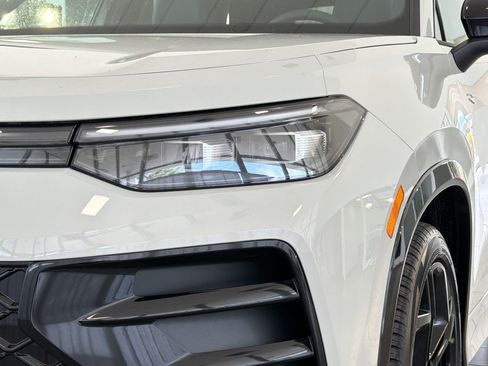 New 2026 Volkswagen Tiguan SE R-Line FWD image 11