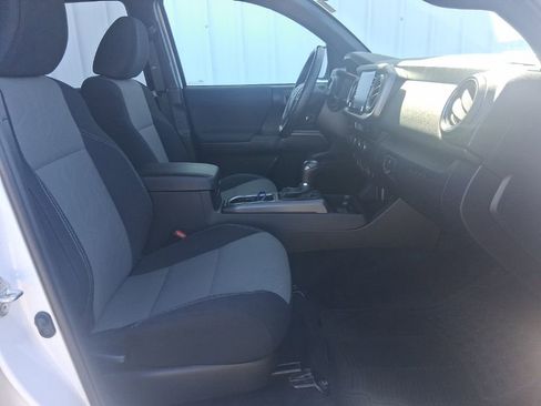 Used 2021 Toyota Tacoma TRD Off-Road w/ Technology Package AWD/4WD image 15
