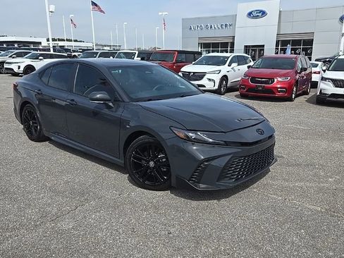 Used 2025 Toyota Camry SE w/ Convenience Package image 3