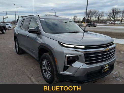 Used 2025 Chevrolet Traverse LT image 9