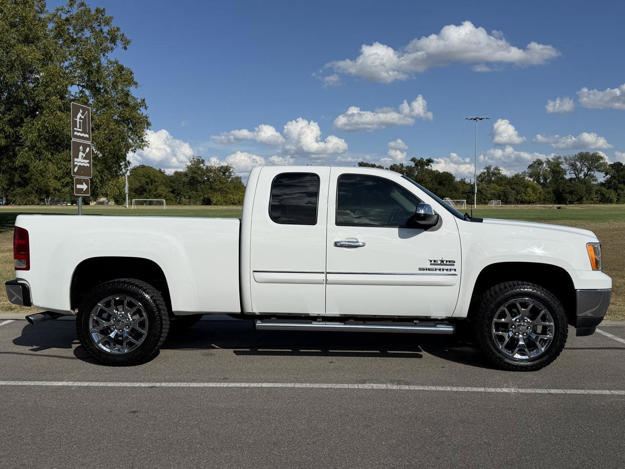 Used 2010 GMC Sierra 1500 SLE w/ Texas Edition RWD image 12