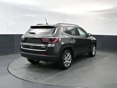 Used 2022 Jeep Compass Latitude w/ Sun and Sound Group AWD/4WD image 5