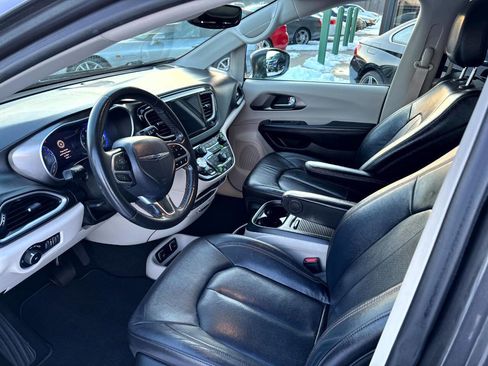 Used 2020 Chrysler Pacifica Touring-L Plus image 8