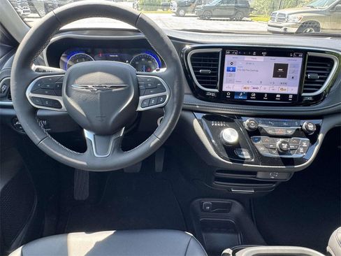 New 2026 Chrysler Pacifica Select image 16