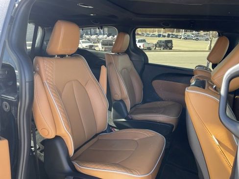 Used 2023 Chrysler Pacifica Pinnacle image 15