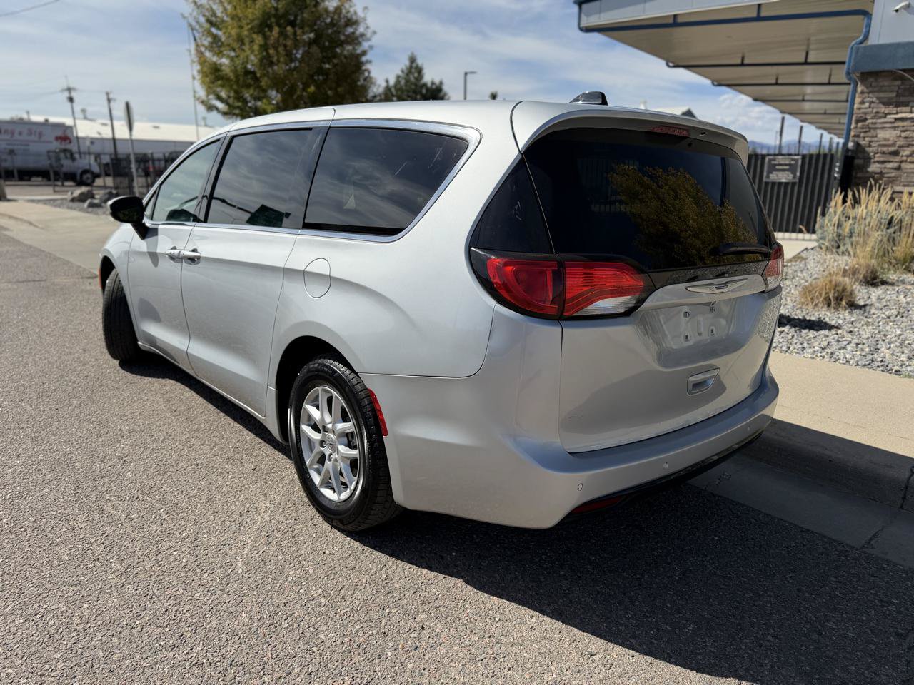 Used 2023 Chrysler Pacifica Touring-L FWD image 3