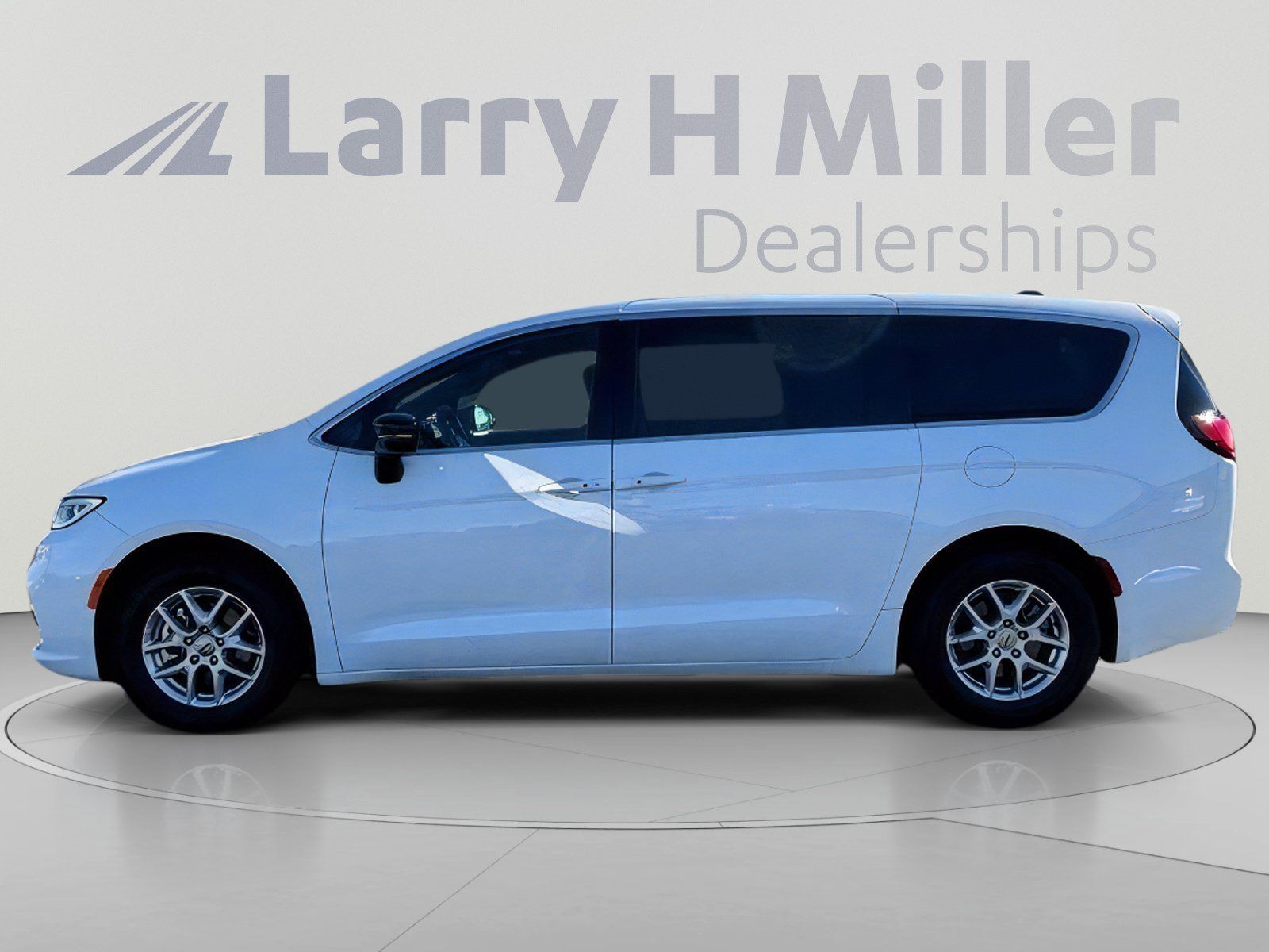 Used 2025 Chrysler Pacifica Select FWD image 3