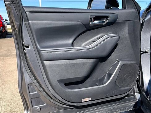 Used 2021 Toyota Highlander XLE image 22