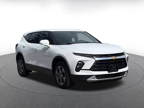 Used 2025 Chevrolet Blazer LT FWD image 3