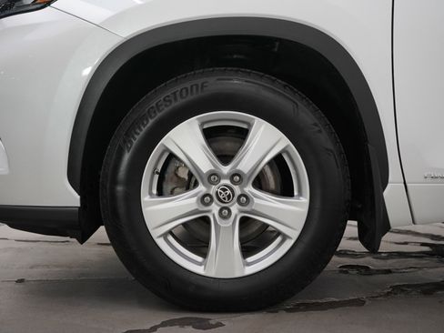 Used 2024 Toyota Highlander LE image 33