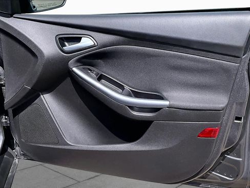 Used 2013 Ford Focus Titanium FWD image 23