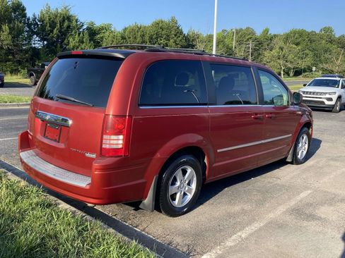 Used 2009 Chrysler Town & Country Touring FWD image 8