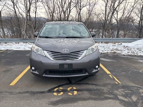 Used 2017 Toyota Sienna XLE image 8
