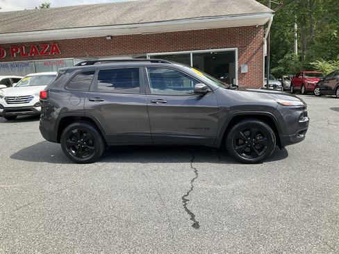 Used 2016 Jeep Cherokee Latitude w/ Comfort/Convenience Group AWD/4WD image 4