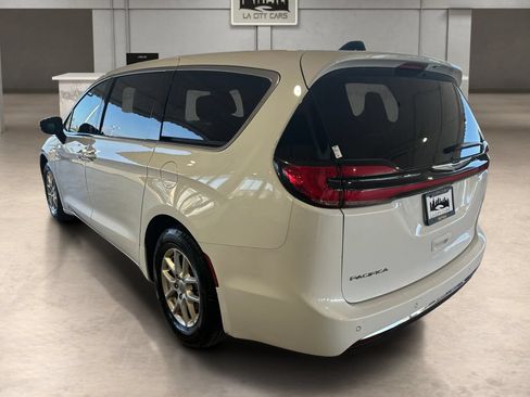 Used 2024 Chrysler Pacifica Touring-L FWD image 3
