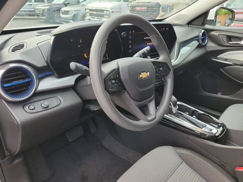 Used 2025 Chevrolet Trax LT FWD image 20