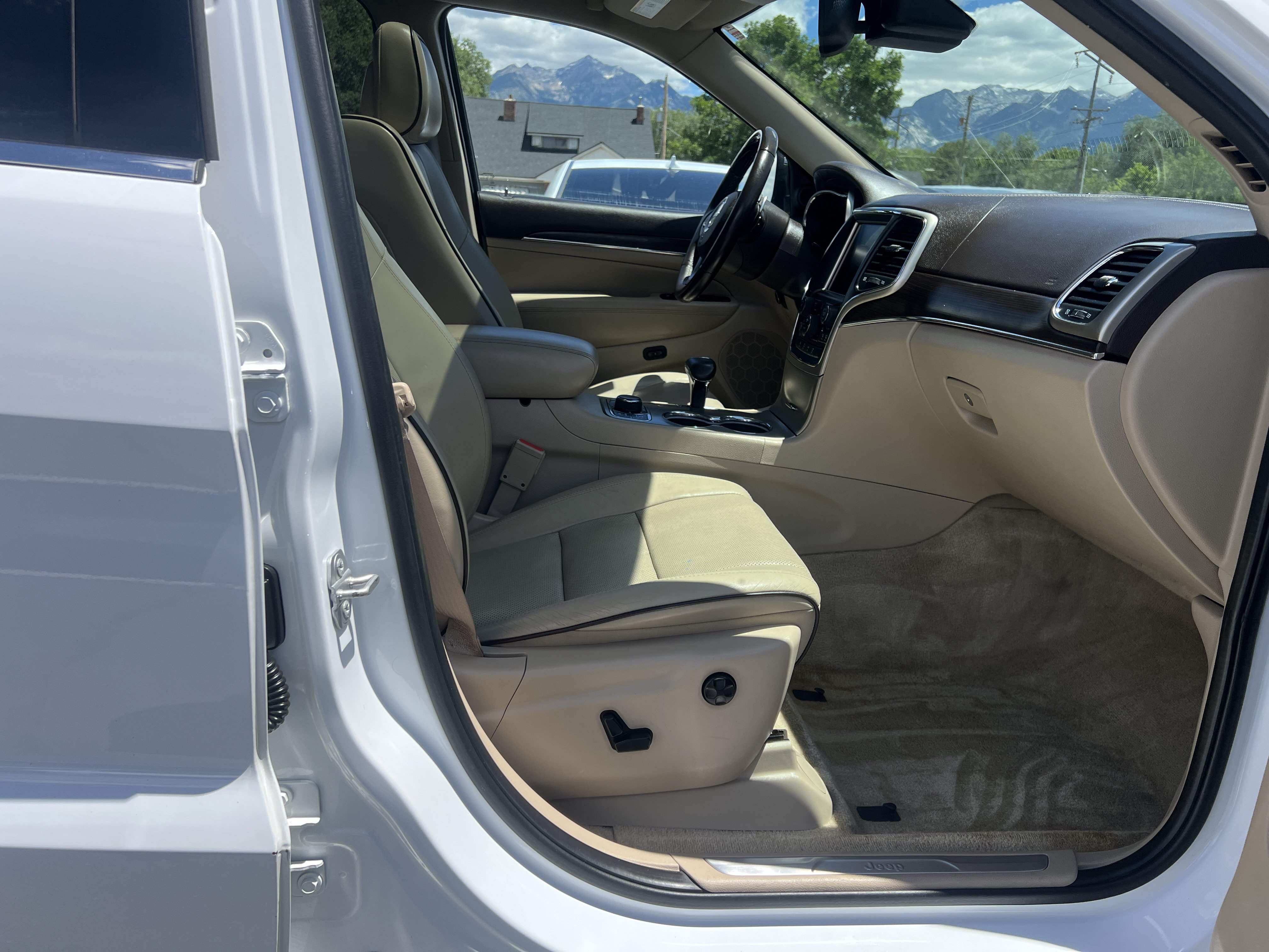 Used 2015 Jeep Grand Cherokee Overland w/ Advanced Technology Group AWD/4WD image 11