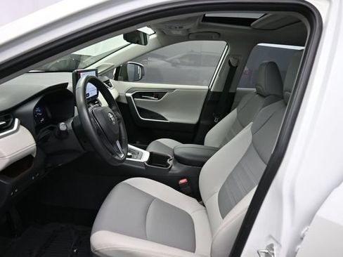 Used 2025 Toyota RAV4 Limited AWD/4WD image 19