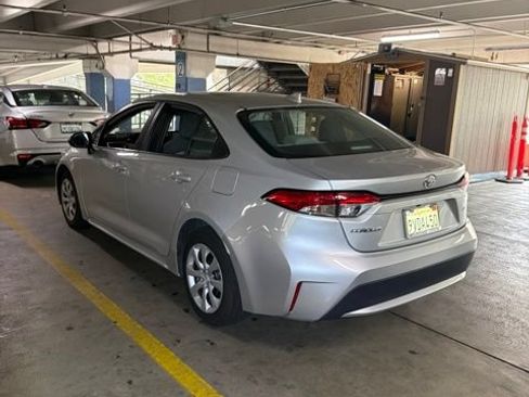 Used 2022 Toyota Corolla LE FWD image 3