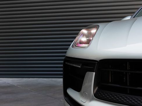 Used 2025 Porsche Macan AWD/4WD image 39
