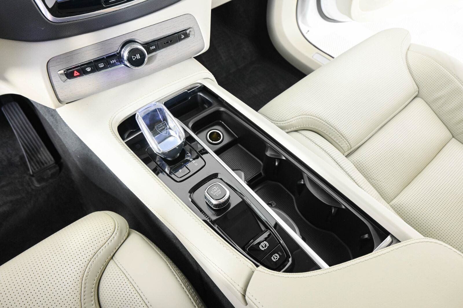 Certified 2025 Volvo XC90 T8 Ultra w/ Protection Package Premier AWD/4WD image 17