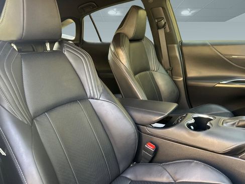 Used 2023 Toyota Venza Limited image 31