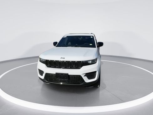 New 2025 Jeep Grand Cherokee Altitude image 3